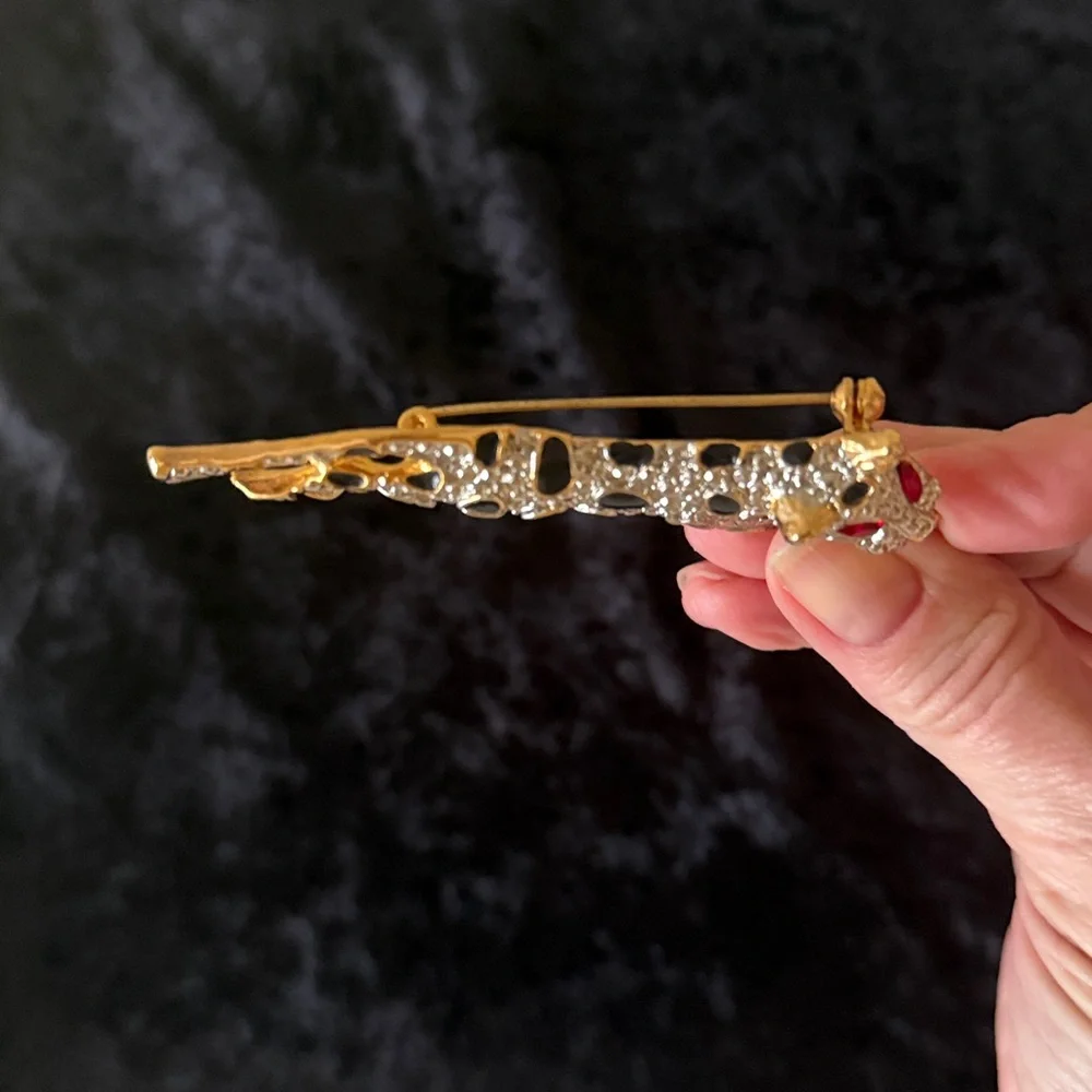 Leopard Bejeweled Pin Brooch - Picture 6 of 6
